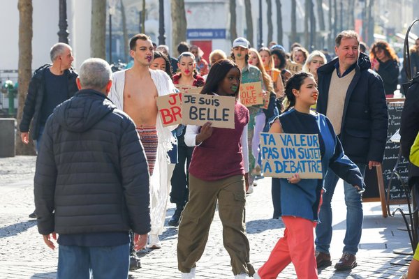 Relations familiales à travers les âges : un voyage d'harmonie